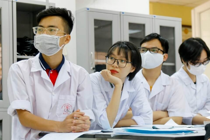 Bản tin sáng 24/4: Trường Đại học Y Hà Nội cấm sinh viên mặc áo trễ cổ, váy ngắn