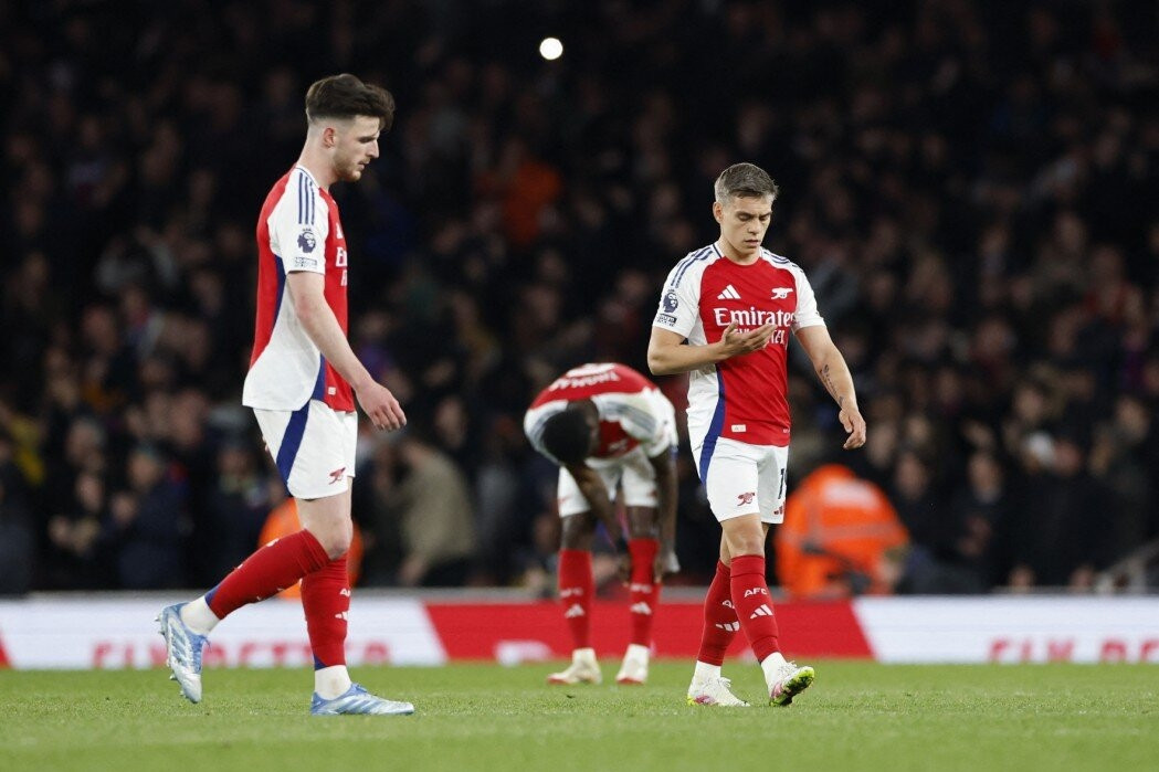 Arsenal đánh rơi chiến thắng, dâng cúp cho Liverpool