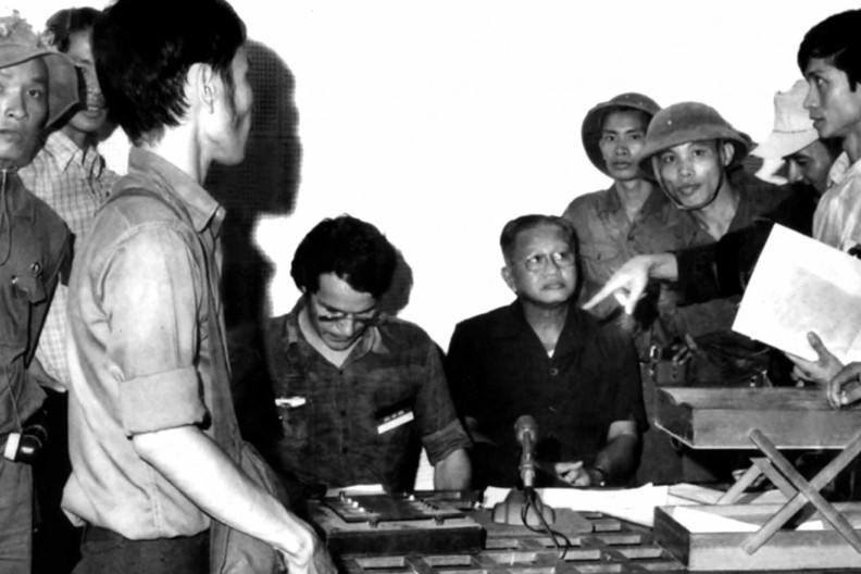 Bài hát nào vang lên sau khi Dương Văn Minh tuyên bố đầu hàng?