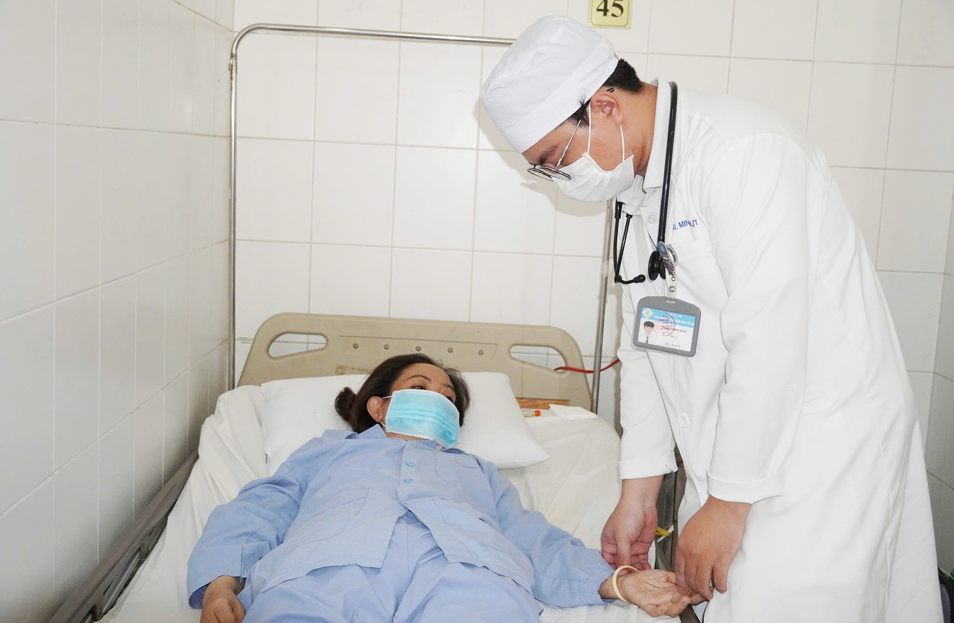 Bệnh ổn định , tỉnh táo , tiếp xúc tốt.jpg