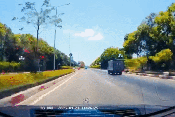 Xe máy cắt mặt như không còn ngày mai, tài xế đánh lái cực gắt cứu cả mạng người