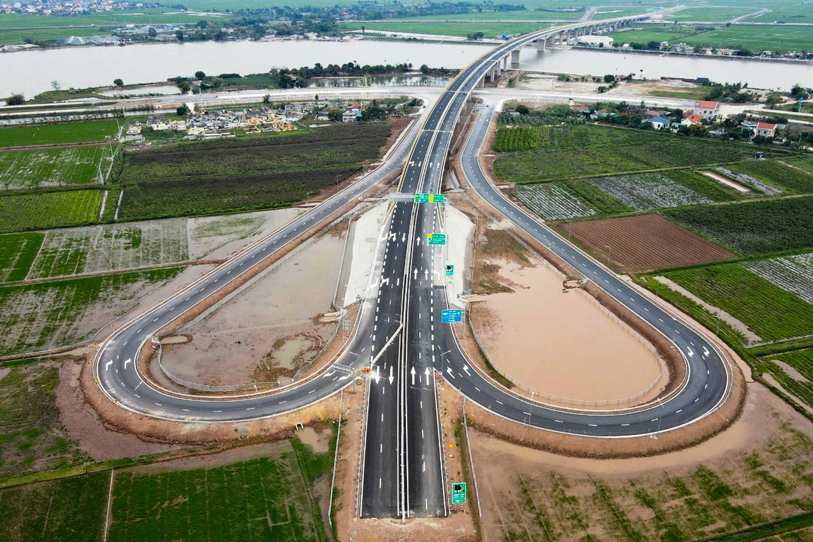 Cầu gần 1.500 tỷ đồng vượt sông Đáy 'nằm chờ' kết nối cao tốc