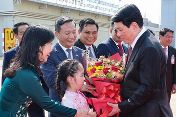 Chủ tịch nước Lương Cường đến Vientiane, bắt đầu thăm Lào