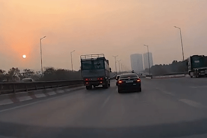 Chuyển làn đột ngột, ô tô con bị đâm xoay ngang trên đường vành đai 3