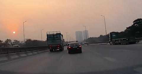 Chuyển làn đột ngột, ô tô con bị xe tải đâm xoay ngang trên đường vành đai 3