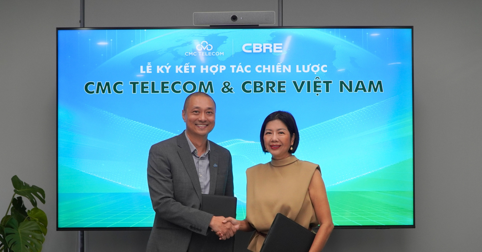 CMC Telecom bắt tay CBRE Việt Nam phát triển hạ tầng số lĩnh vực bất động sản