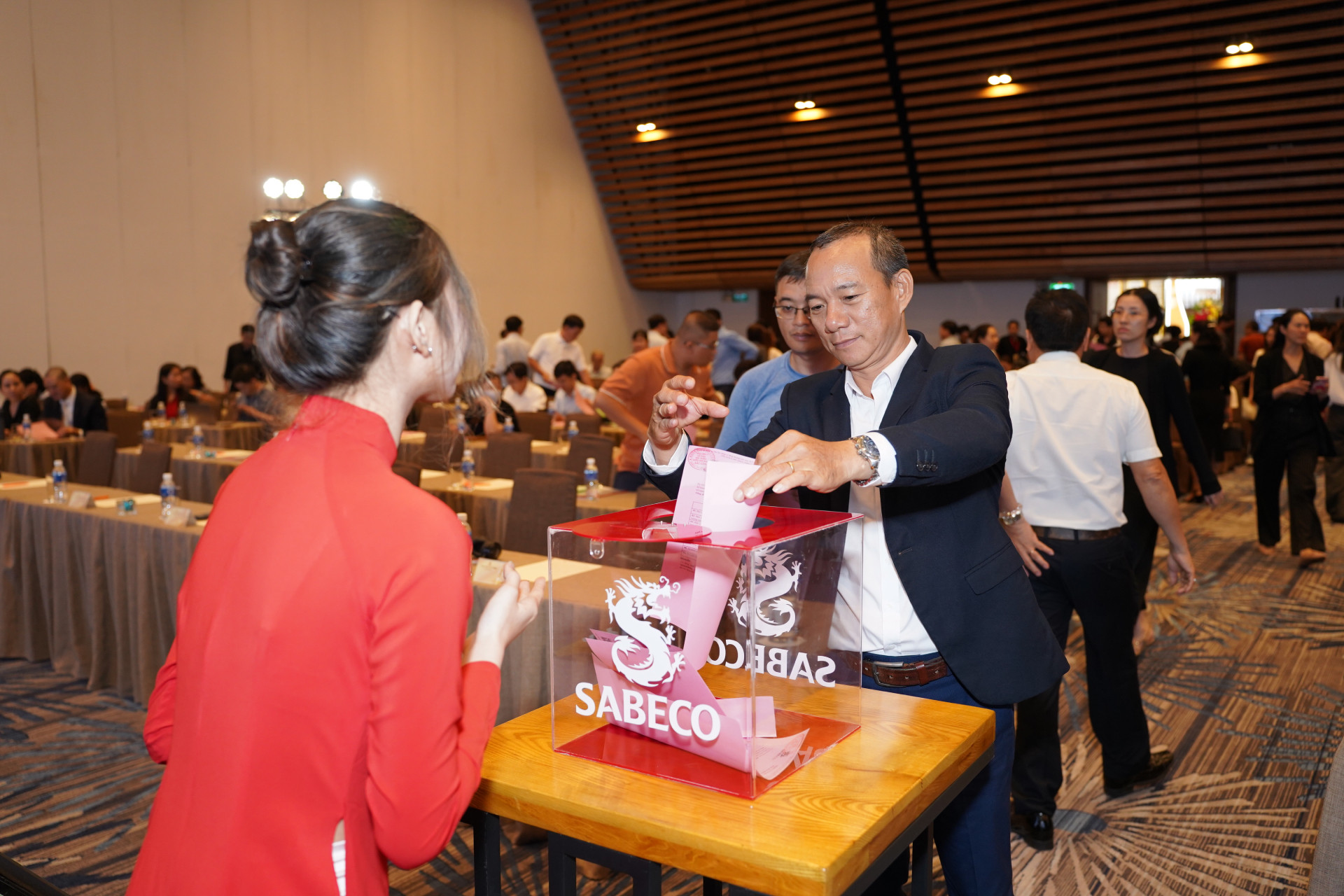 Cổ đông SABECO bỏ phiếu tại Đại hội cổ đông thường niên diễn ra sáng ngày 24.4.2025(2).jpg