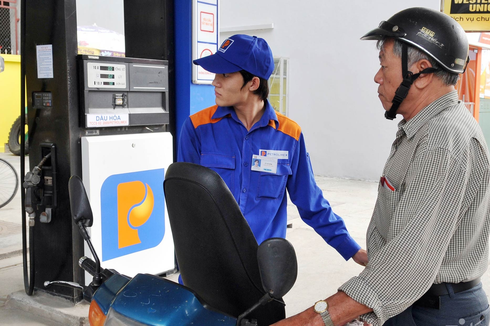 Giá xăng tăng vọt, RON 95 vượt 19.000 đồng/lít