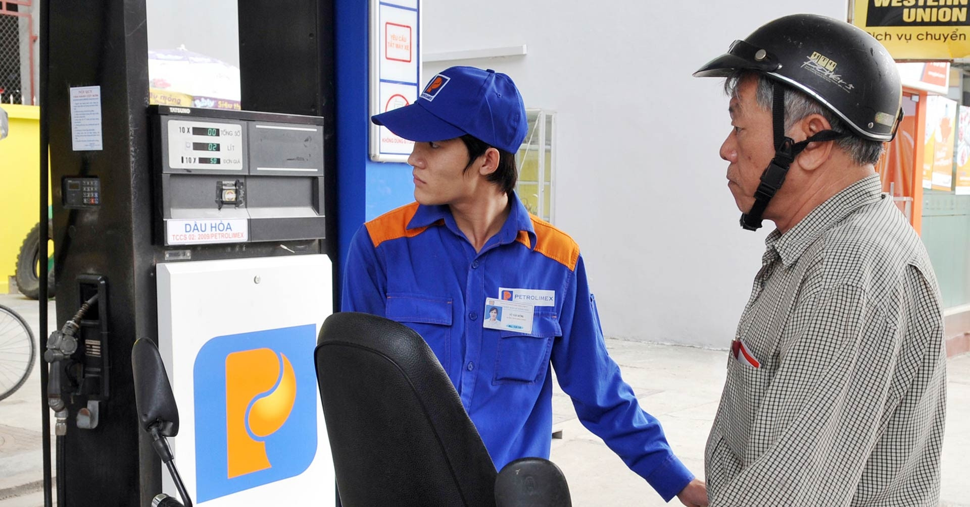 Giá xăng tăng vọt, RON 95 vượt 19.000 đồng/lít