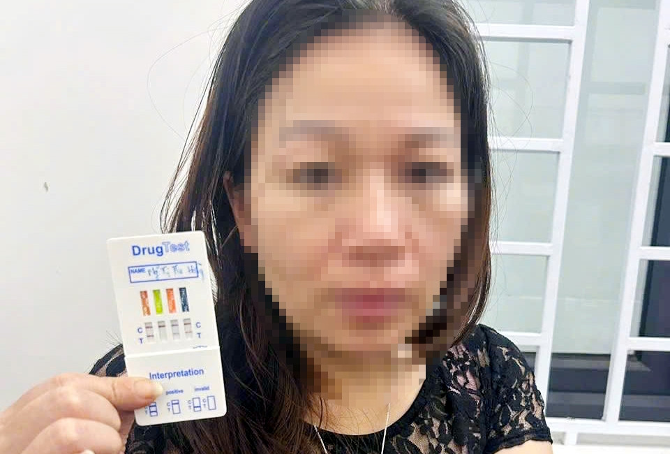 Người phụ nữ U50 'bay lắc' với 2 nam thanh niên