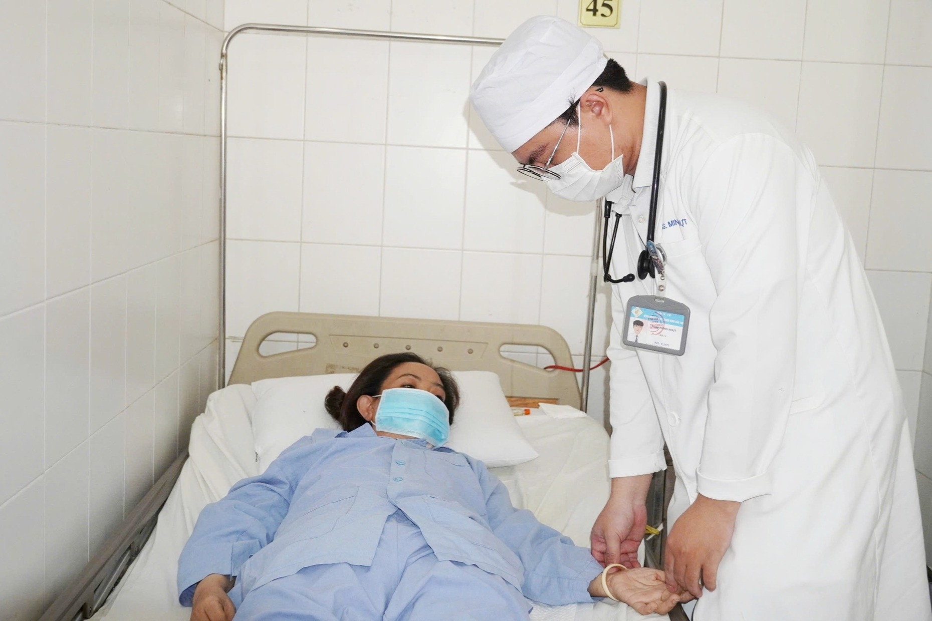 Phương pháp cuối cùng cứu người phụ nữ uống cùng lúc 140 viên thuốc hạ huyết áp