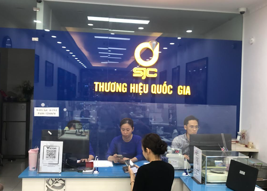 Giá vàng phục hồi, cảnh trái ngược ở hai tiệm vàng lớn trên phố Trần Nhân Tông 2 Screenshot 2025 04 24 102651.png