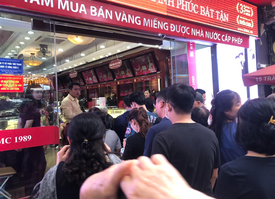 Giá vàng phục hồi, cảnh trái ngược ở hai tiệm vàng lớn trên phố Trần Nhân Tông 1 Screenshot 2025 04 24 102728.png