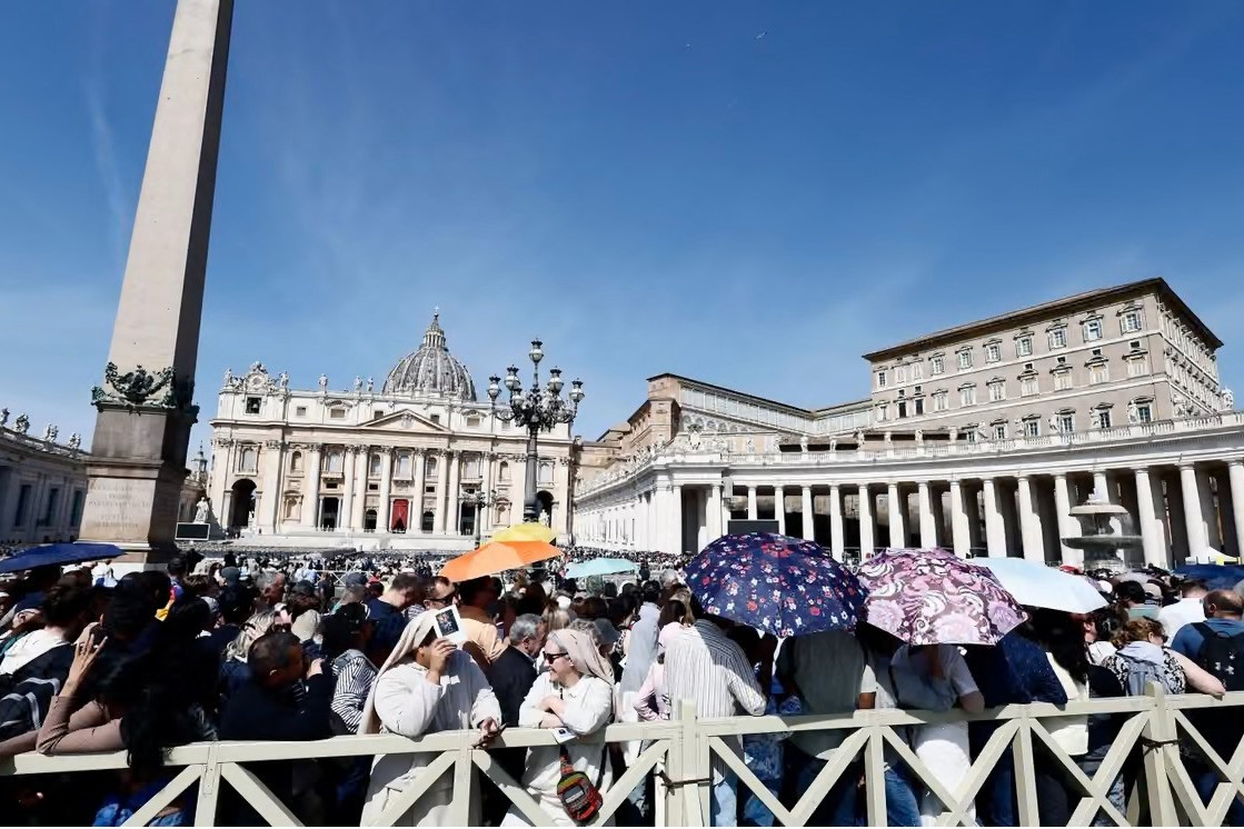 xếp hàng viếng Giáo hoàng - Ảnh: Rex/Shutterstock