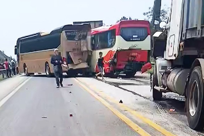 Tai nạn liên hoàn 5 ô tô trên cao tốc Nội Bài - Lào Cai, 1 tài xế kẹt trong cabin