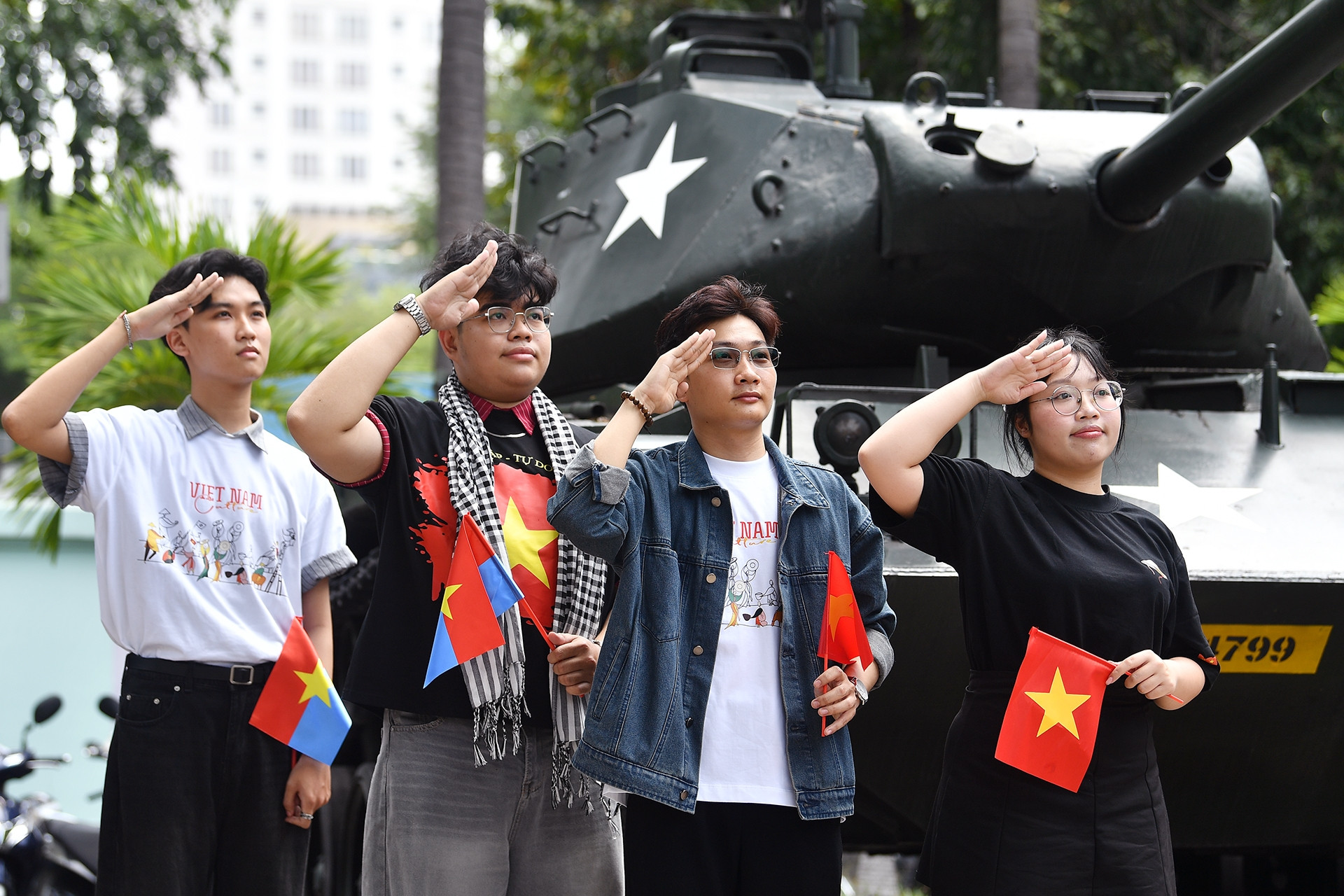 Tình yêu nước tràn ngập đường phố TPHCM những ngày cuối tháng 4