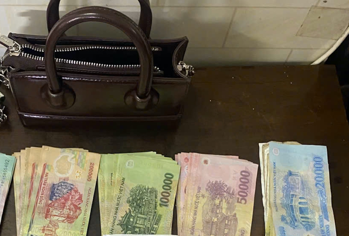 Túi da màu nâu chứa nhiều tiền bị bỏ quên trên tàu