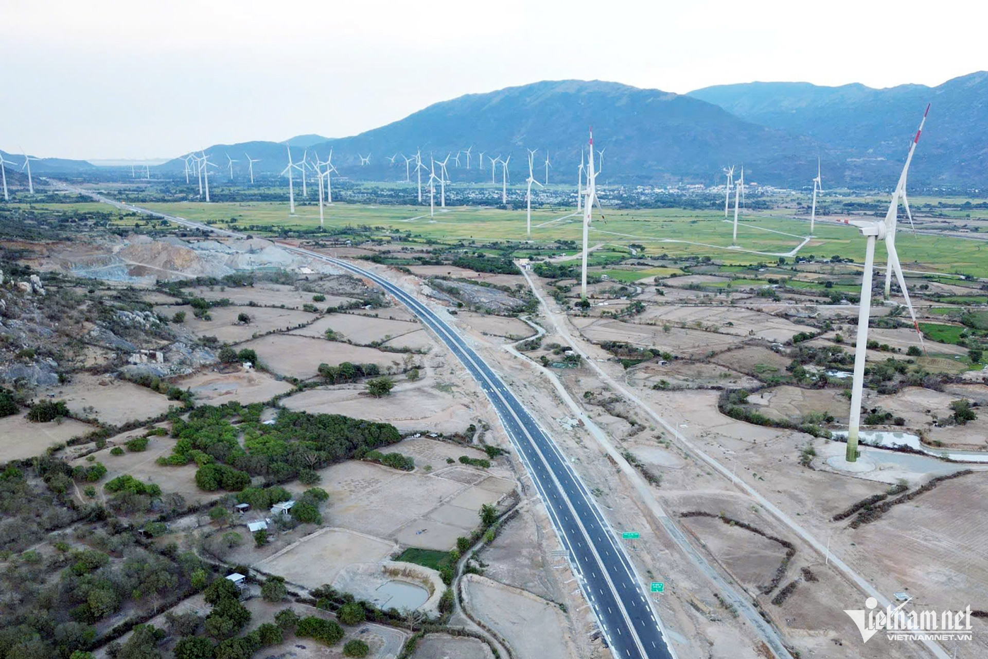 W-Cánh đồng điện gió dọc hai bên cao tốc Cam Lâm Vĩnh Hảo, qua tỉnh Ninh Thuận. Ảnh: Xuân Ngọc.jpg