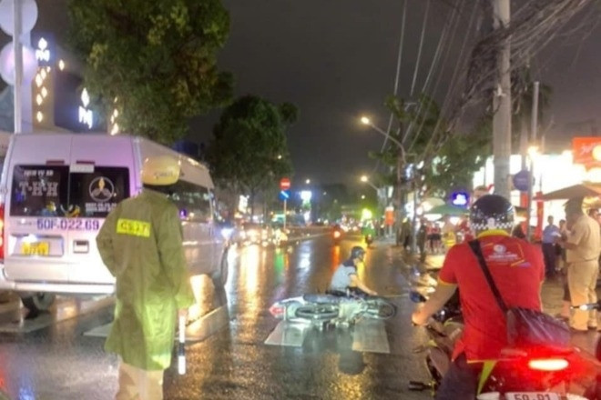 Xe máy va chạm ô tô khách trong cơn mưa tầm tã, nam sinh viên tử vong