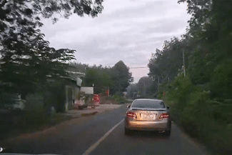 Xe tải vượt ẩu, tài xế mắc 2 lỗi sơ đẳng khiến ai cũng ngán ngẩm