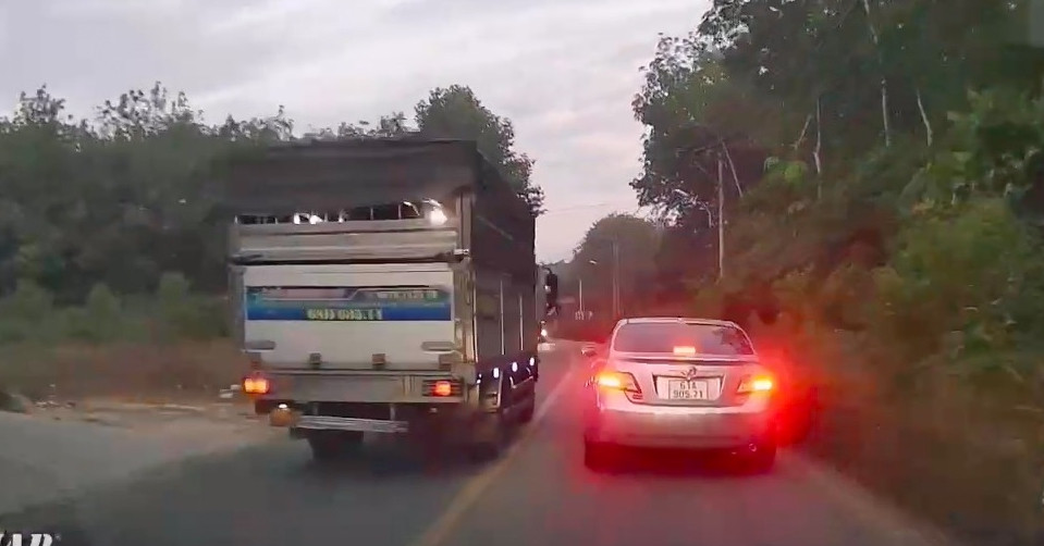 Xe tải vượt ẩu, tài xế mắc 2 lỗi sơ đẳng khiến ai cũng ngán ngẩm