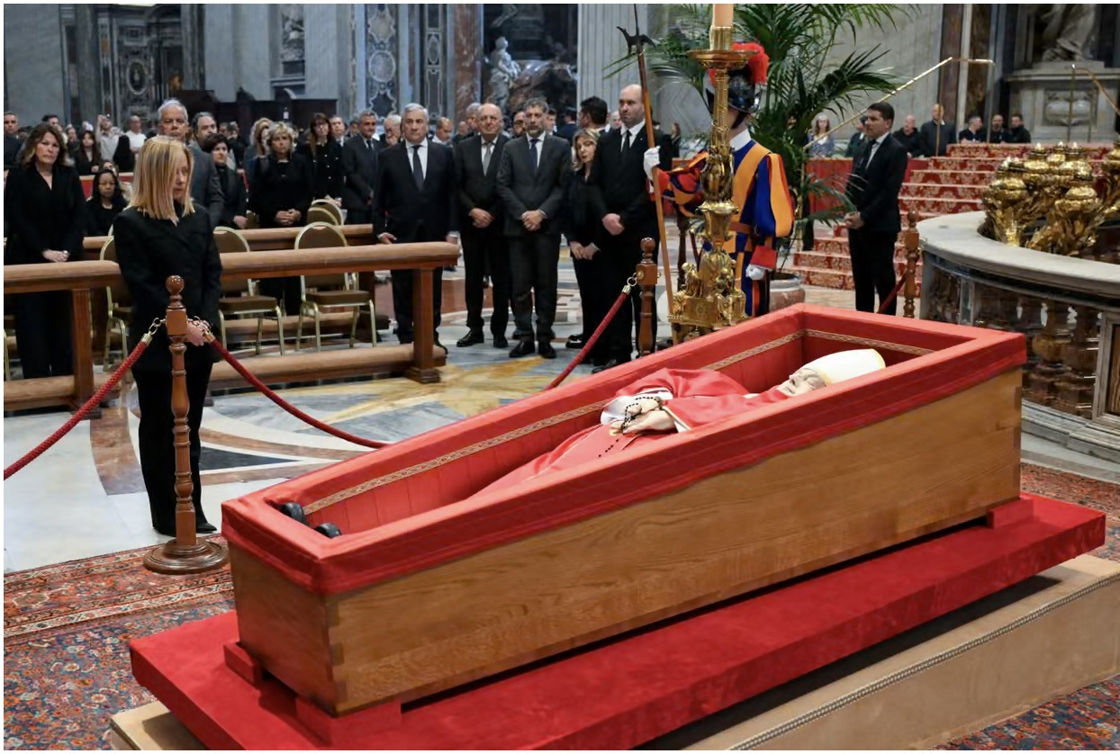 xếp hàng viếng Giáo hoàng - Ảnh: EPA