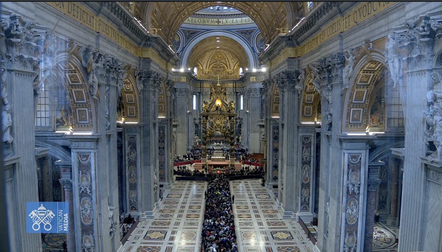 xếp hàng viếng Giáo hoàng - Ảnh: EPA