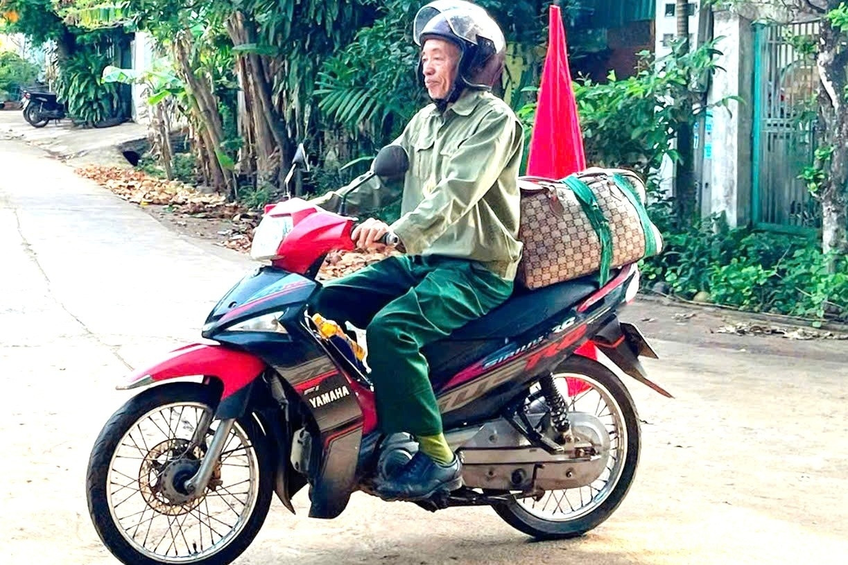 Cựu binh 75 tuổi mới xuất viện, một mình lái xe máy vượt 330km để dự đại lễ 30/4