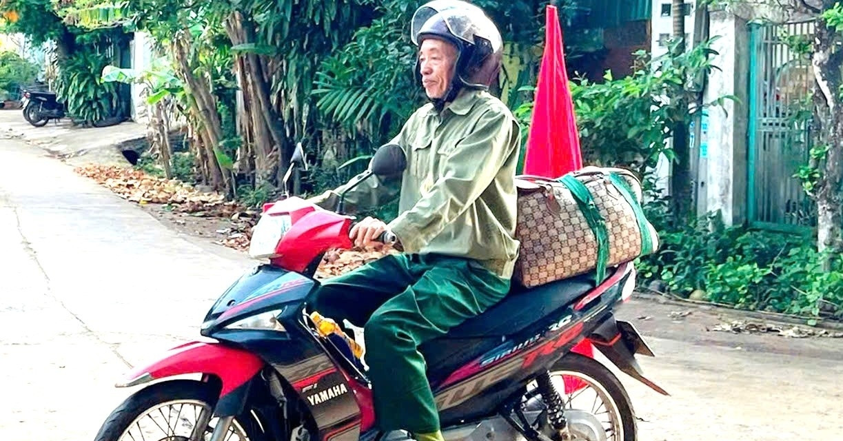 Cựu binh 75 tuổi mới xuất viện, một mình lái xe máy vượt 330km để dự đại lễ 30/4