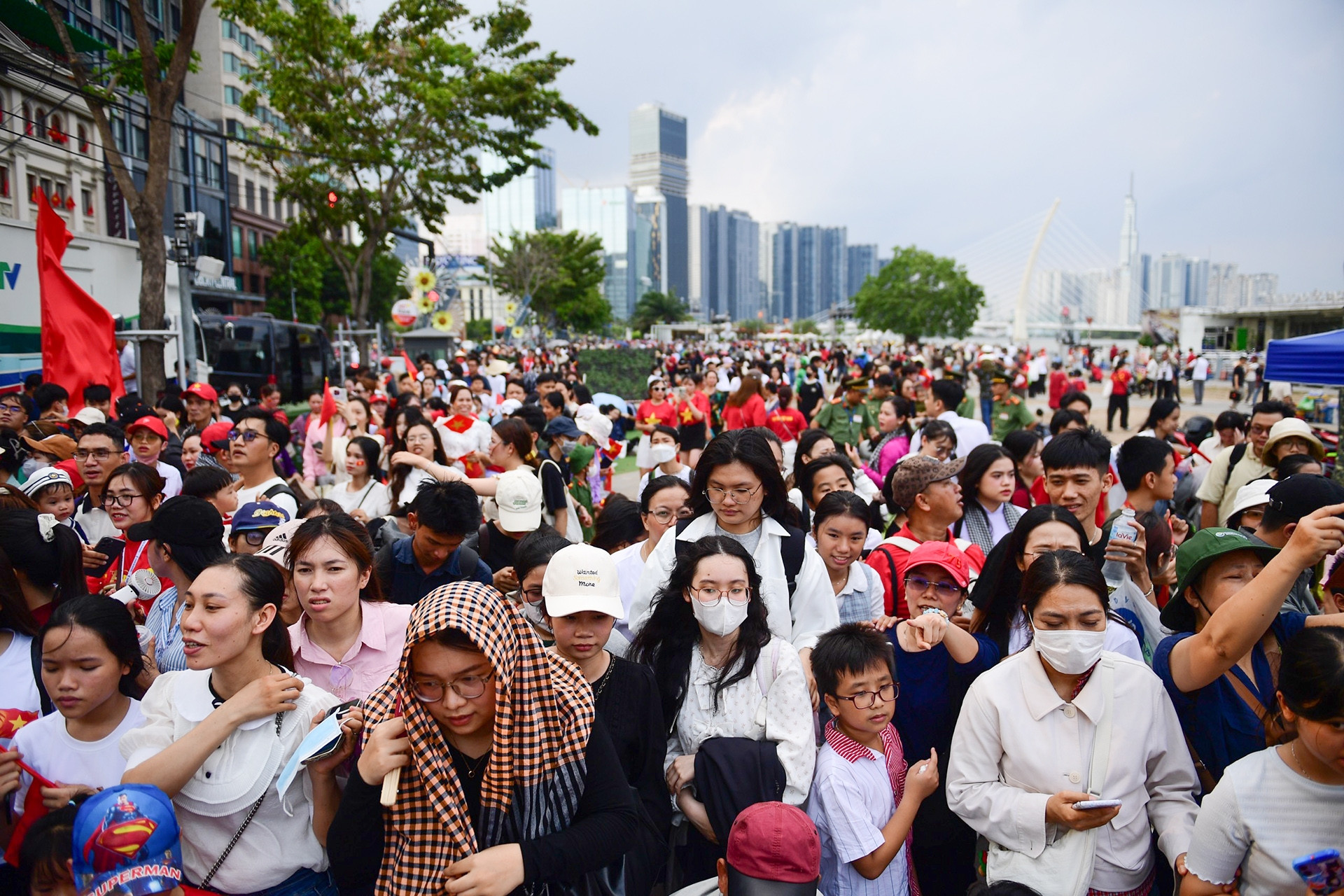 Biển người giăng kín các địa điểm ở TPHCM đón xem sơ duyệt diễu binh 30/4