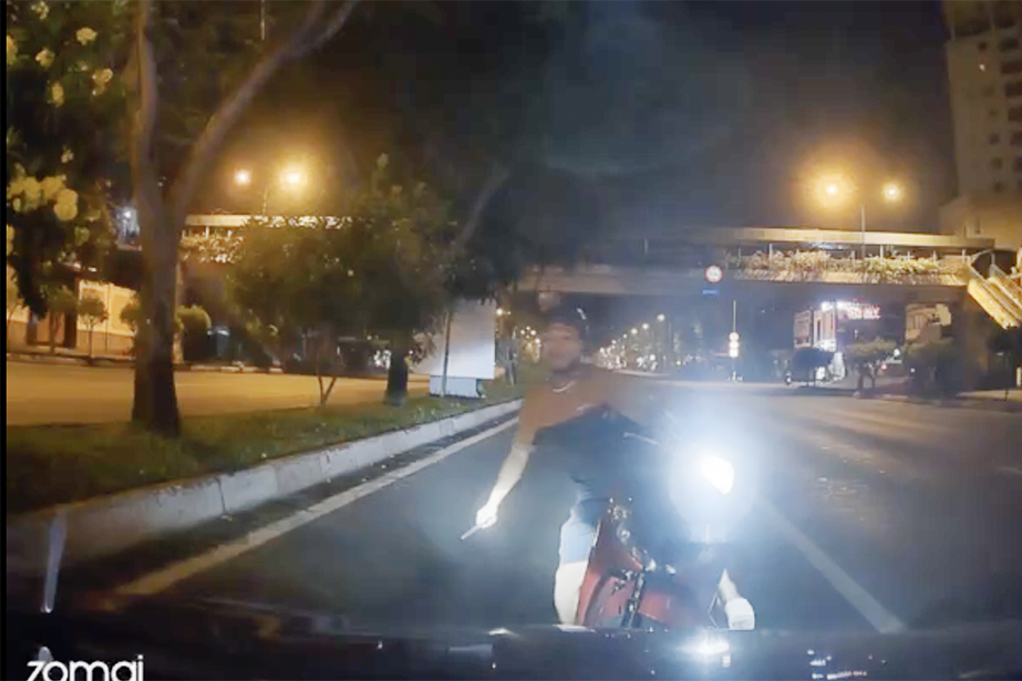 Bản tin trưa 25/4: Xác minh clip người đi xe máy cầm vật nhọn doạ tài xế ô tô