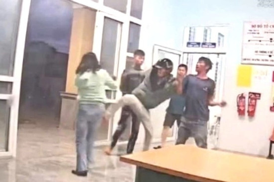 Bản tin chiều 25/4: Xô xát từ đề nghị 'khâu vết thương', 2 người bị khởi tố