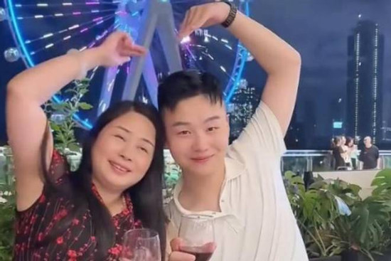 Yêu chủ trọ nhiều hơn 20 tuổi, chàng trai hạnh phúc viên mãn