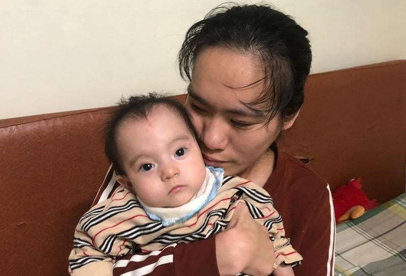 Bạn đọc giúp đỡ thêm hơn 31 triệu đồng đến bé Khánh Phương bị khuyết hậu môn