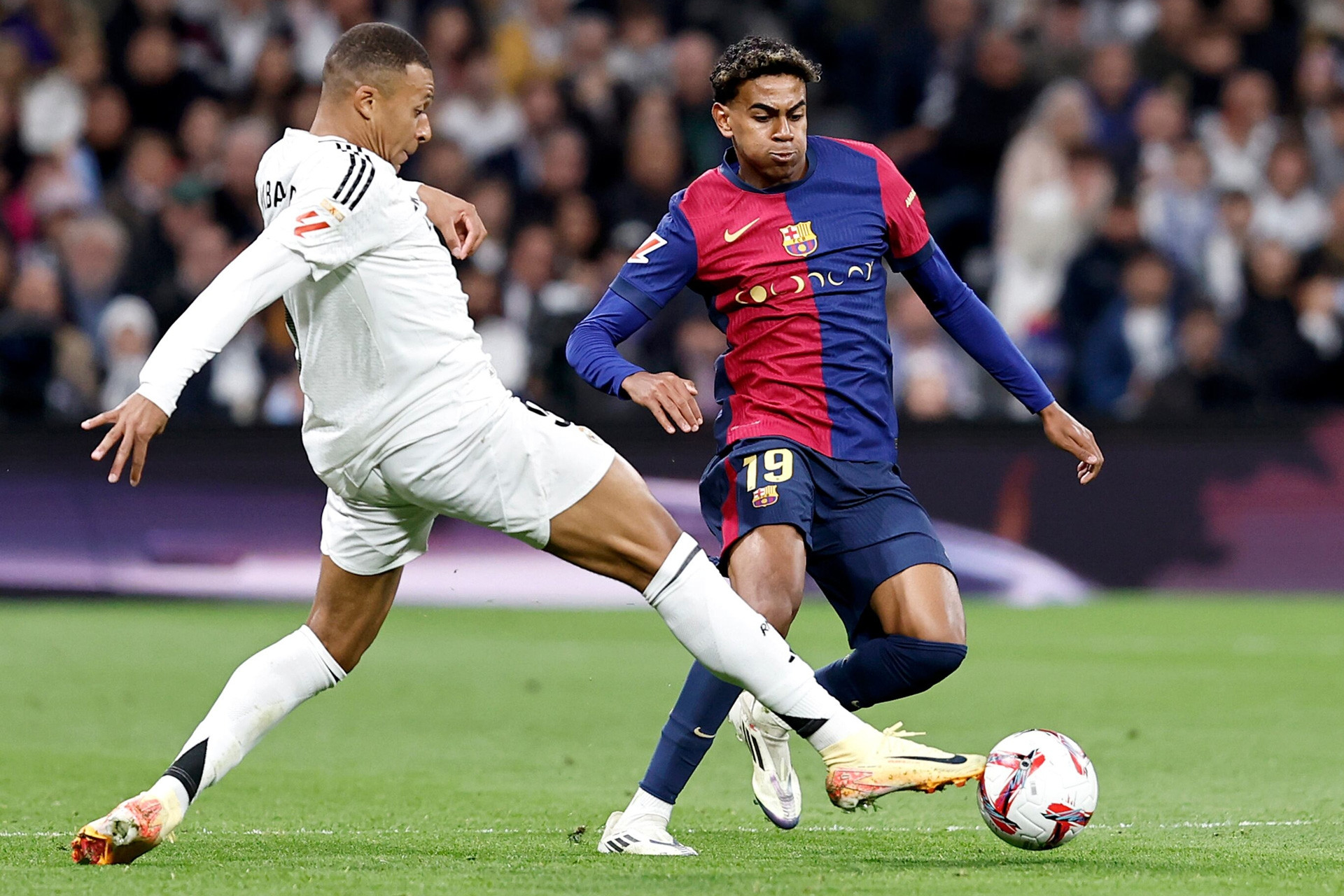 Barca đấu Real Madrid: Ở tuổi 17, Lamine Yamal che mờ Messi