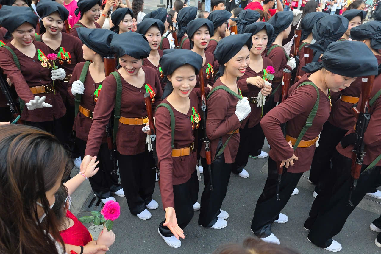 Cảnh đoàn diễu binh, diễu hành giao lưu nồng nhiệt với người dân ở TPHCM