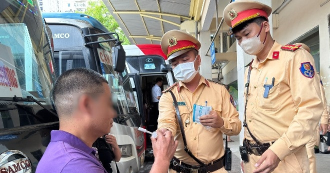 Cảnh sát bất ngờ vào bến xe Mỹ Đình kiểm tra, tài xế nói câu thật lòng