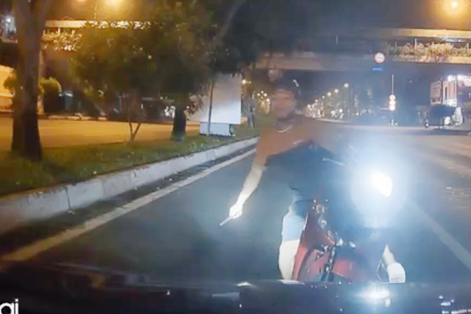 Cảnh sát xác minh clip người đi xe máy chặn đầu ô tô, cầm vật nhọn doạ tài xế
