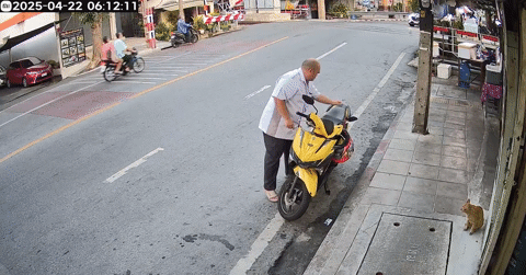 Chồng liều lĩnh vượt barie khiến người vợ ngồi sau bị rào chắn 'hạ gục'