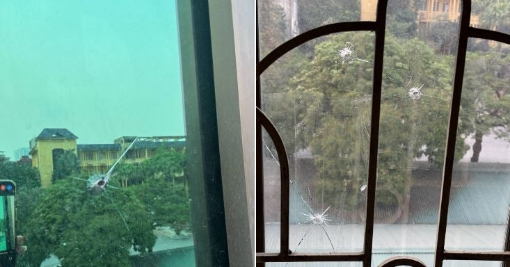 Cửa kính một nhà dân ở Hà Nội nhiều lần bị bắn thủng, chủ nhà hốt hoảng