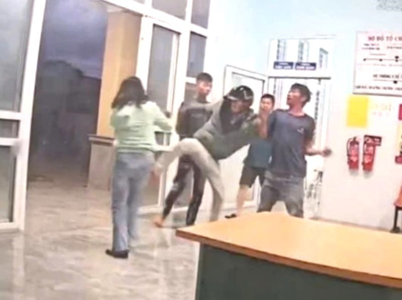 Hành hung nhân viên y tế xã.jpg