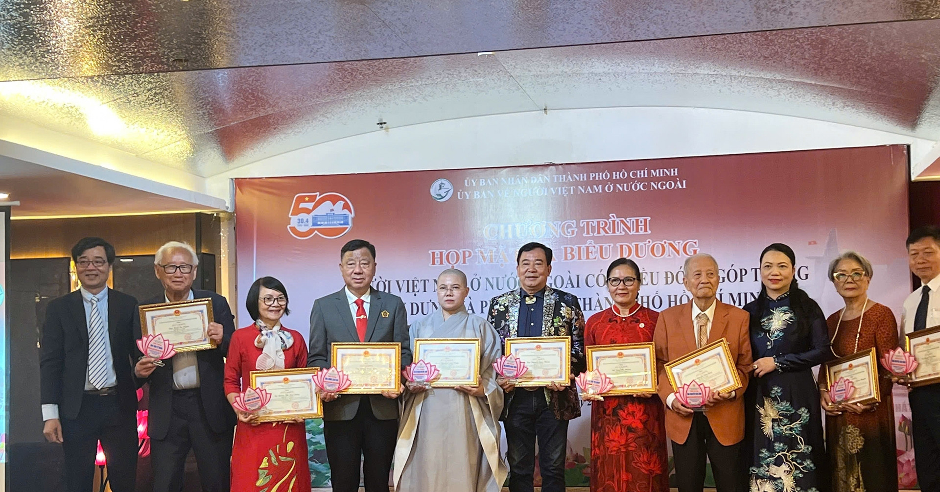 Kháng chiến chống Mỹ: Kiều bào làm đám cưới giả, lấy tiền mừng gửi về miền Nam