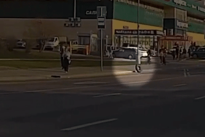 Lốp xe văng khỏi xe tải, 'hạ gục' cô gái đang đi bộ trên vỉa hè