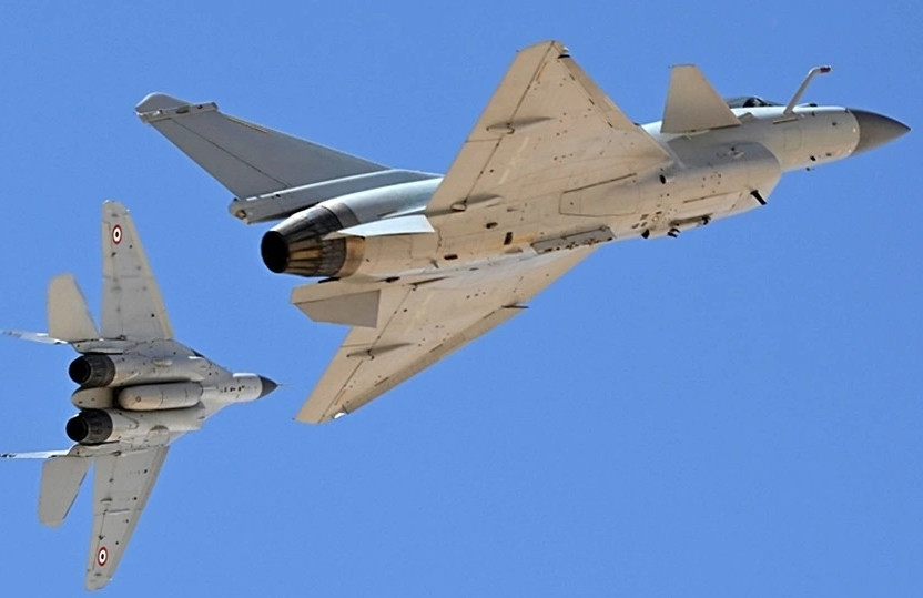 Tiêm kích J-10C Trung Quốc có gì mà khiến F-16 Mỹ khiếp sợ?