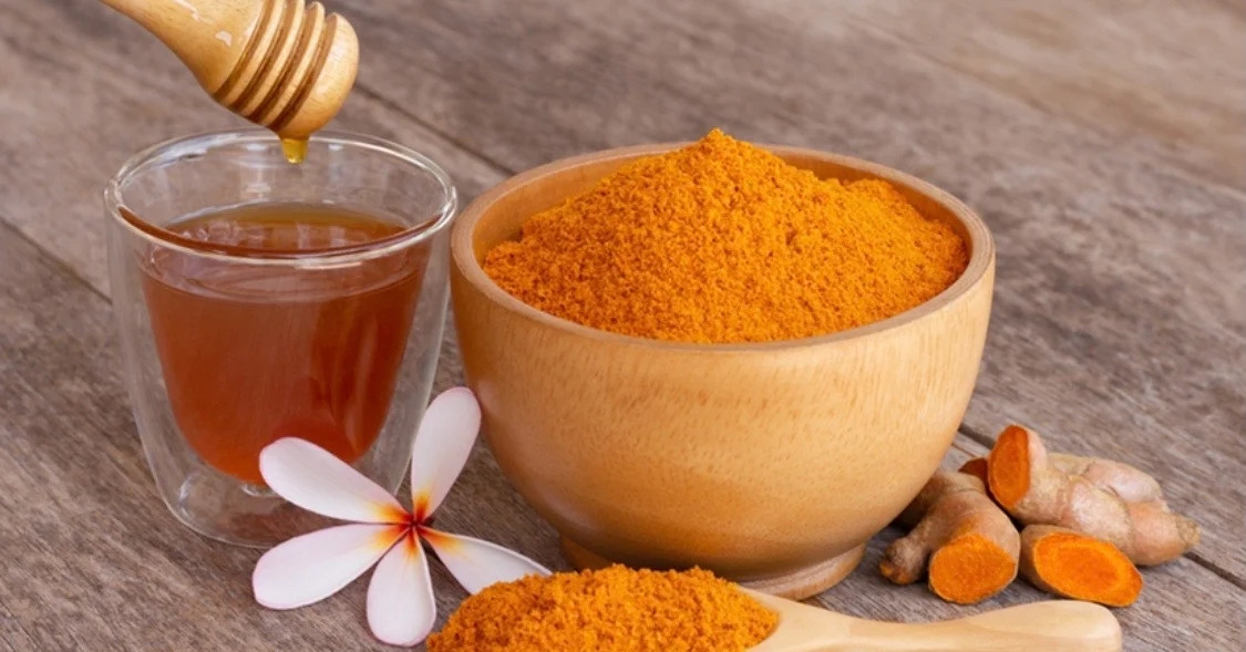 Nghệ trộn mật ong nhiều tác dụng nhưng có 2 điều cần đề phòng