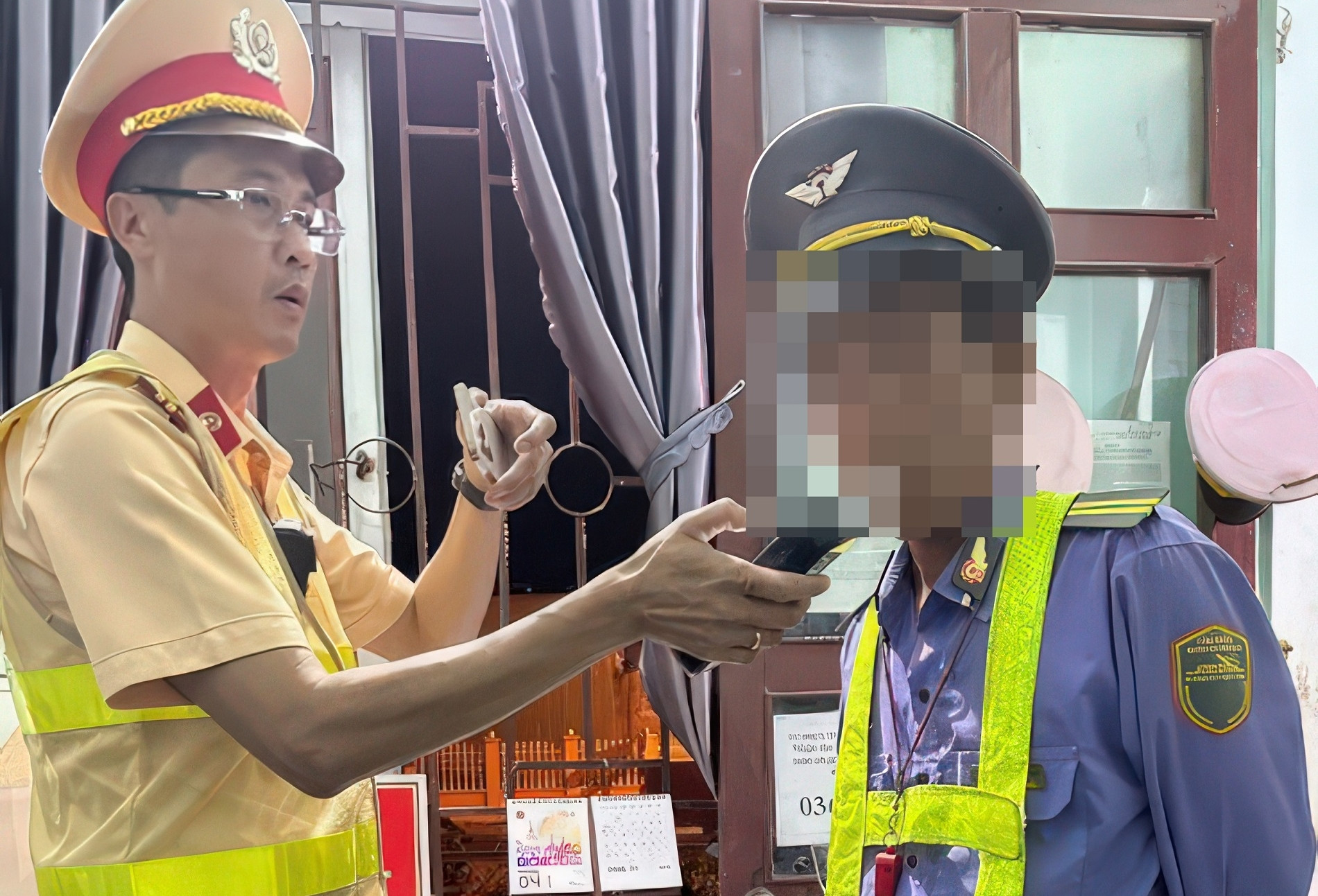 Phát hiện người gác chắn tàu hỏa vi phạm, cảnh sát yêu cầu dừng ngay nhiệm vụ