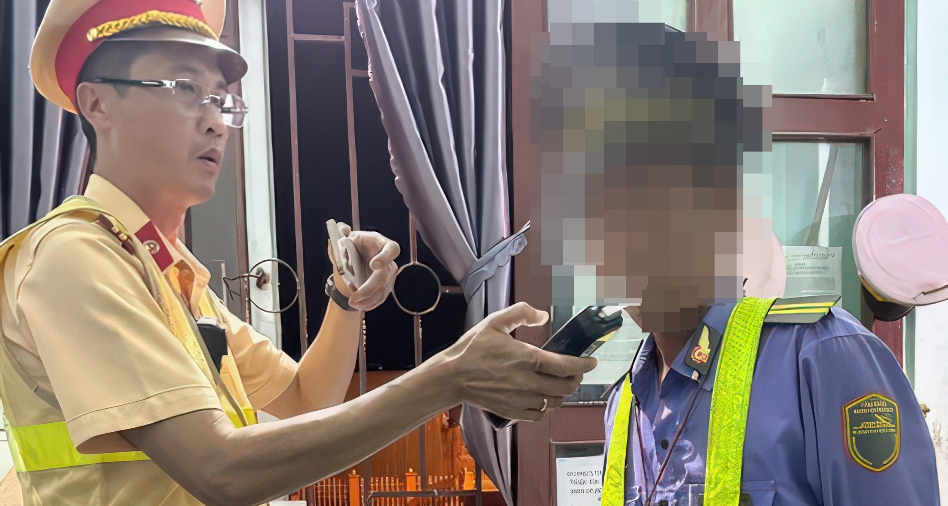 Cảnh sát bất ngờ kiểm tra nồng độ cồn nhân viên gác chắn tàu, phát hiện vi phạm