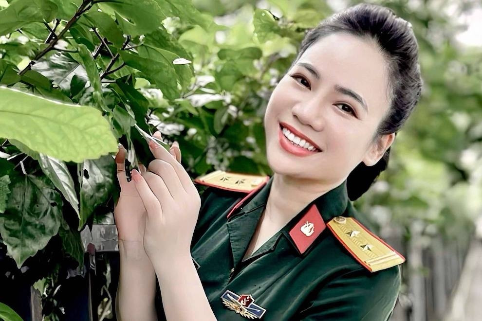 Nữ Trung tá quân đội lên NSND năm 40 tuổi hiện là đồng nghiệp xuất sắc của Tự Long