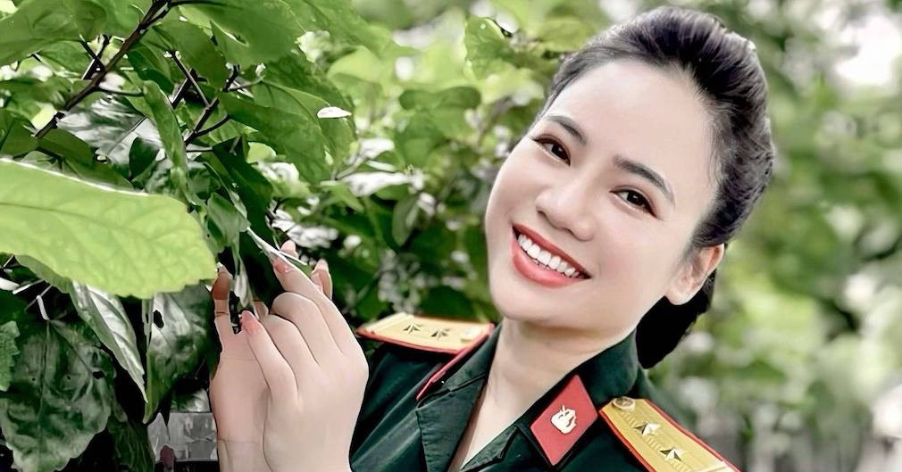 Nữ Trung tá quân đội lên NSND năm 40 tuổi hiện là đồng nghiệp xuất sắc của Tự Long