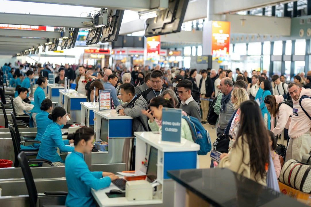 Nườm nượp người qua sân bay, bến xe dịp nghỉ lễ: Hành khách cần lưu ý gì?